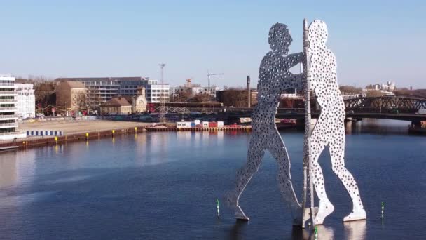 Słynna rzeźba człowieka molekularnego w Berlinie - Miasto BERLIN, NIEMCY - 10 marca 2021 — Wideo stockowe