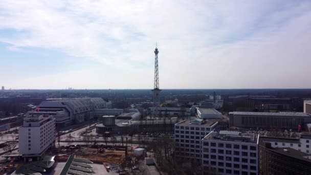 Recinto de exposiciones y Centro Internacional de Conferencias de Berlín con torre de radio — Vídeos de Stock