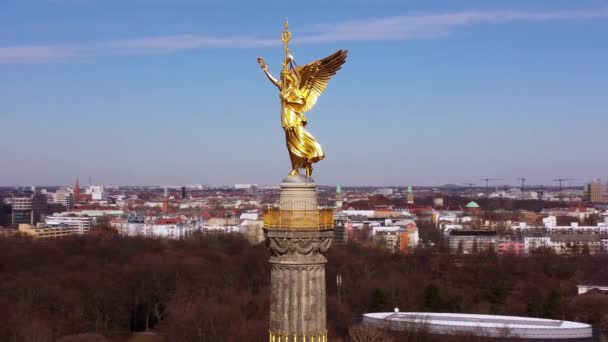 Famosa Columna de la Victoria de Berlín en el centro de la ciudad llamada Siegessaeule - CIUDAD DE BERLÍN, ALEMANIA - 10 DE MARZO DE 2021 — Vídeos de Stock