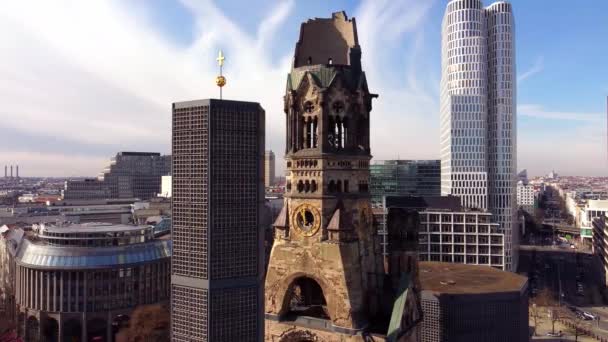 Berühmte Kaiser-Wilhelm-Gedächtniskirche in Berlin - STADT BERLIN, DEUTSCHLAND - 10. MÄRZ 2021 — Stockvideo