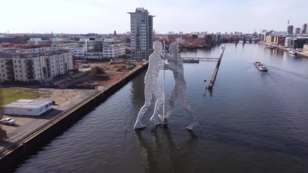 Famosa escultura Molecular Men en Berlín - CIUDAD DE BERLÍN, ALEMANIA - 10 DE MARZO DE 2021 — Vídeos de Stock