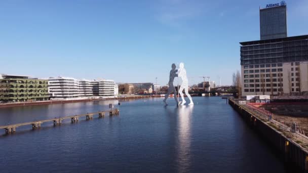 Slavná molekulární mužská socha v Berlíně - CITY OF BERLIN, NĚMECKO - Březen 10, 2021 — Stock video