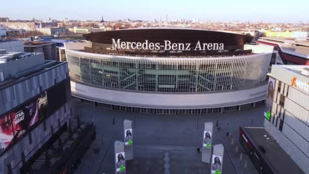 Increíble vista sobre Mercedes Benz Arena en Berlín - CIUDAD DE BERLÍN, ALEMANIA - 10 DE MARZO DE 2021 — Vídeo de stock