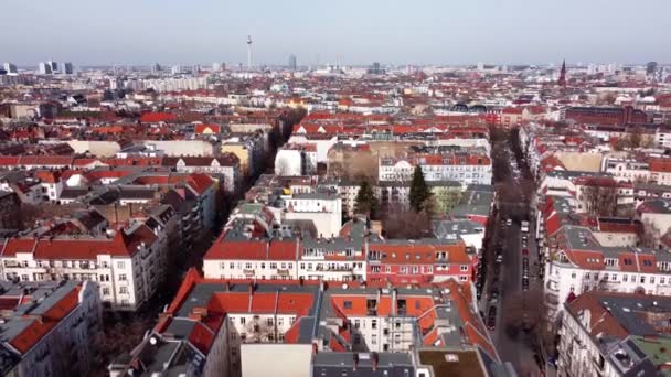 Appartementenblokken in Berlijn - uitzicht van bovenaf - Berlijnse stad, DUITSLAND - 10 maart 2021 — Stockvideo