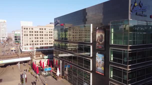 Berlin Alexanderplatz Meydanı 'ndaki Cinestar Cubix sineması - Berlin Şehri, Almanya - 10 Mart 2021 — Stok video