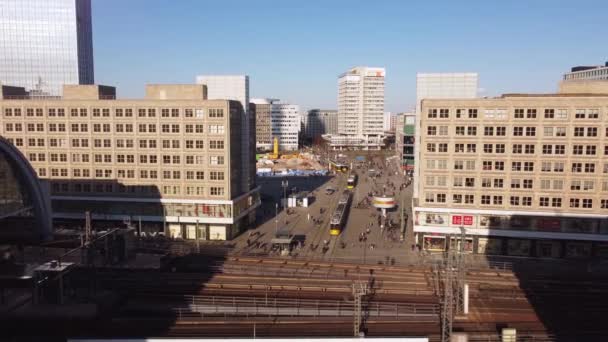 Alun-alun Alexanderplatz terkenal di Berlin dari atas - pandangan udara — Stok Video