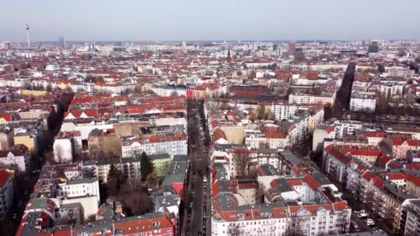 Luchtfoto over de straten van Berlijn - Berlijnse stad, DUITSLAND - 10 maart 2021 — Stockvideo