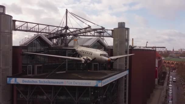 Deutsches Technikmuseum in Berlin - Luftaufnahme - STADT BERLIN, DEUTSCHLAND - 10. MÄRZ 2021 — Stockvideo