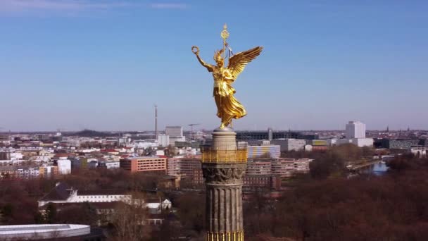 Berlin Zafer Sütunu 'ndaki altın heykel - hava manzarası — Stok video