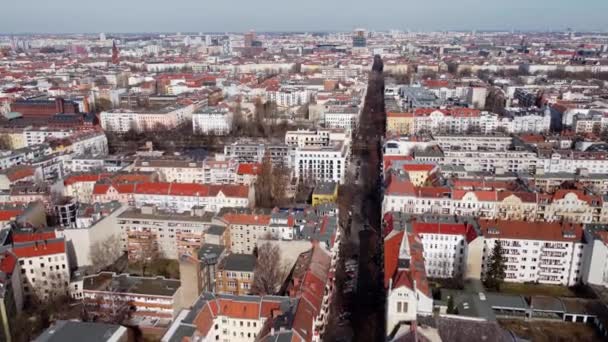 Berlin sokaklarının üzerindeki hava manzarası — Stok video