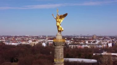 Şehir merkezinde Siegessaeule adında ünlü bir Berlin Zafer Kolonu