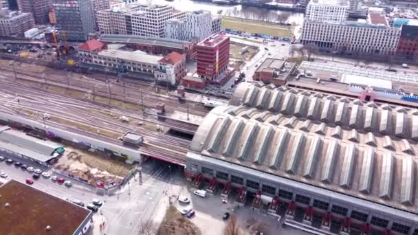 Ostbahnhof in Berlin von oben - STADT VON BERLIN, DEUTSCHLAND - 10. MÄRZ 2021 — Stockvideo