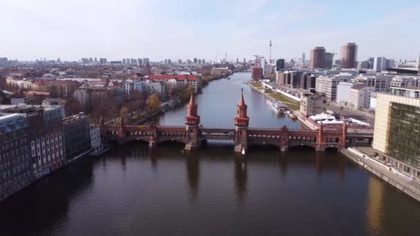 Spree in der Stadt Berlin mit Oberbaumbrücke — Stockvideo