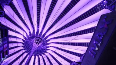 Berlin Sony Center 'ın modern çatısı - BERLIN ŞEHRİ, ALMANY - 11 Mart 2021