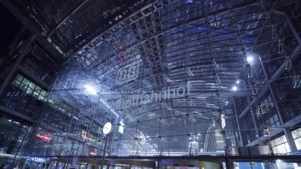 Estación Central de Berliin por la noche - CIUDAD DE BERLÍN, ALEMANIA - 11 DE MARZO DE 2021 — Vídeo de stock