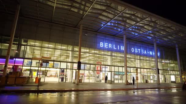 Gare de Berlin-Est la nuit - VILLE DE BERLIN, ALLEMAGNE - 11 MARS 2021 — Video