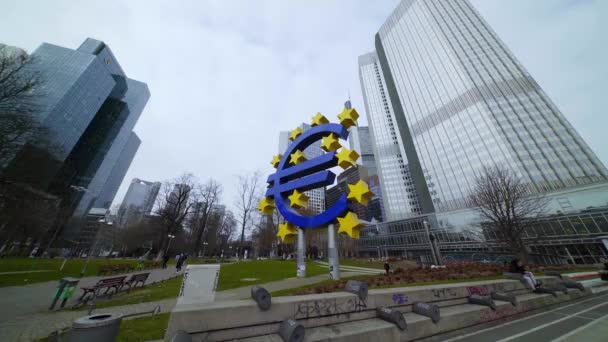 Plaza Willy Brandt en el distrito financiero de Frankfurt Alemania — Vídeos de Stock