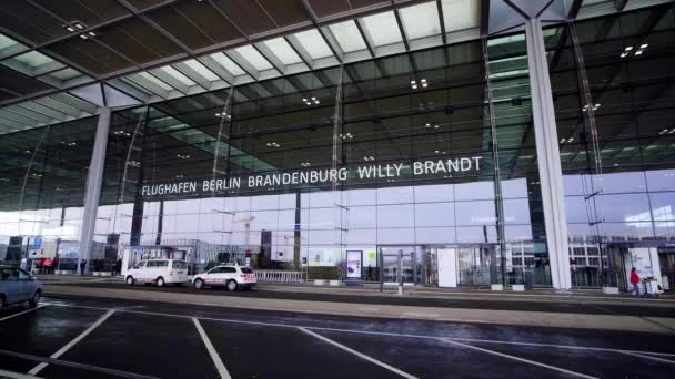 Berlin Brandenburgia lotnisko BER w Berlinie - Miasto BERLIN, Niemcy - 11 marca 2021 — Wideo stockowe