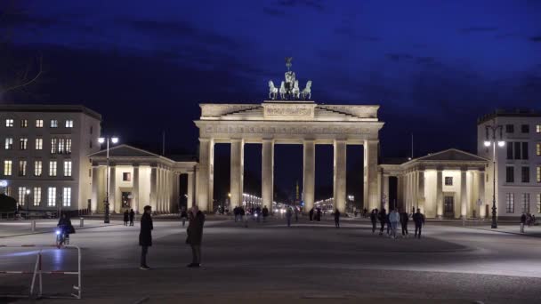 Slavná Braniborská brána v noci v Berlíně — Stock video
