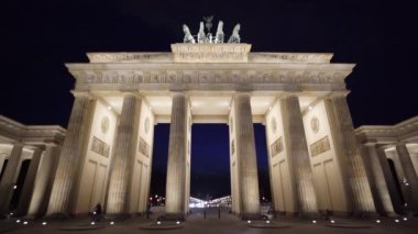 Gece Berlin 'deki ünlü Brandenburg Kapısı
