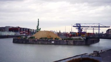 Frankfurt Limanı River Main 'de.