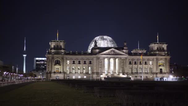 Reichstag byggnad i Berlin - mest känd - Huvudbyggnad i Berlin - Staden BERLIN, TYSKLAND - 11 mars 2021 — Stockvideo