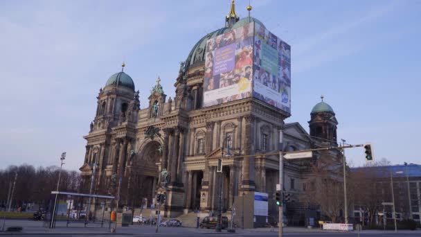 Célèbre cathédrale de Berlin dans le centre-ville - VILLE DE BERLIN, ALLEMAGNE - 11 MARS 2021 — Video