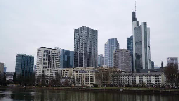 Distrik keuangan di kota Frankfurt Jerman - CITY of FRANKFURT, GERMANY - MARCH 10, 2021 — Stok Video