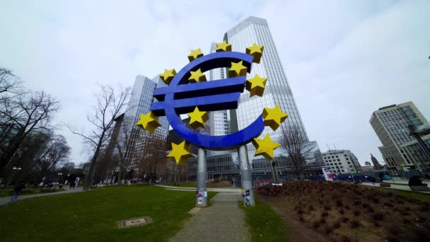 Símbolo do Euro Gigante na Praça Willy Brandt, em Frankfurt - CIDADE DE FRANKFURT, ALEMANHA - 10 de março de 2021 — Vídeo de Stock