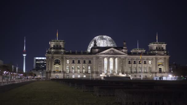 Edifício Reichstag em Berlim - mais famoso - Edifício principal do governo em Berlim - CIDADE DE BERLIM, ALEMANHA - MARÇO 11, 2021 — Vídeo de Stock
