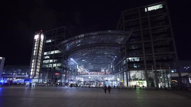 Berliński Dworzec Centralny w nocy - Miasto BERLIN, NIEMCY - 11 marca 2021 — Wideo stockowe