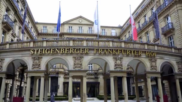 Famous hotel Steigenberger Hof in Frankfurt Γερμανία - ΠΟΛΗ ΤΗΣ FRANKFURT, ΓΕΡΜΑΝΙΑ - 10 ΜΑΡΤΙΟΥ 2021 — Αρχείο Βίντεο