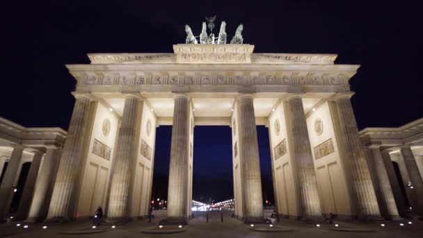 Διάσημη Πύλη του Βρανδεμβούργου στο Βερολίνο τη νύχτα — Αρχείο Βίντεο
