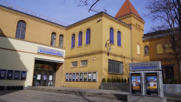 Berühmter Veranstaltungs- und Unterhaltungskomplex in Berlin namens Kulturbrauerei - STADT VON BERLIN, DEUTSCHLAND - 11. MÄRZ 2021 — Stockvideo