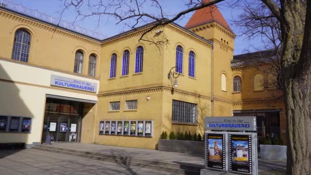 Знаменитий комплекс подій і розваг у Берліні під назвою Kulturbrauerei - CITY of BERLIN, GERMANY - MARCH 11, 2021 — стокове відео