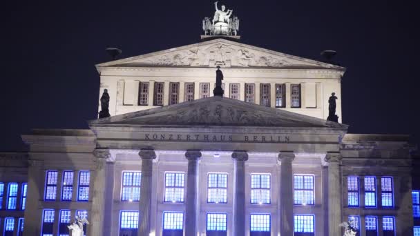Jandarma Binası 'ndaki Berlin Konser Salonu. Geceleri muhteşem bir manzara. — Stok video