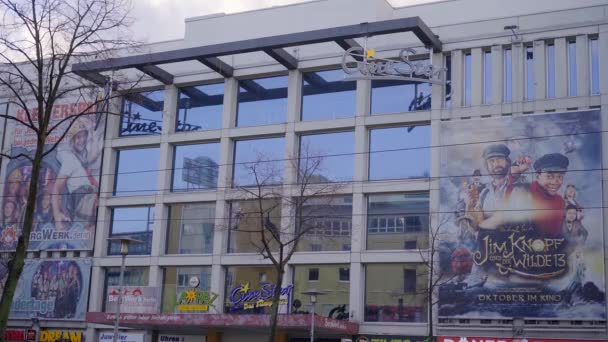 Cinestar Kino in Berlin Hellersdorf - STADT BERLIN - 11. MÄRZ 2021 — Stockvideo