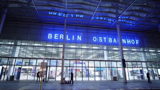 East Railway station in Berlin at night - CITY OF BERLIN, ALEMANIA - 11 DE MARZO DE 2021 — Vídeos de Stock