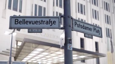 Berlin 'de sokak tabelası Potsdamer Platz