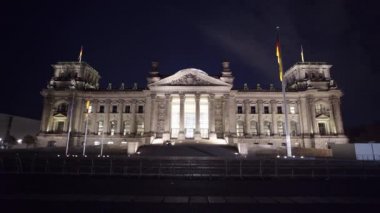 Berlin 'deki Reichstag binası, Berlin' deki en ünlü hükümet binası.
