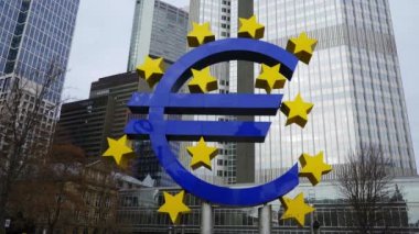 Frankfurt 'taki Willy Brandt Meydanı' ndaki dev Euro Sembolü - FRANKFURT, Almanya - 10 Mart 2021