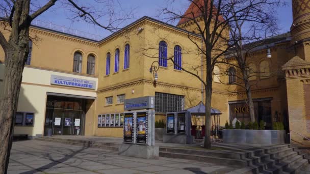Słynny kompleks imprezowo-rozrywkowy w Berlinie Kulturbrauerei - Miasto BERLIN, NIEMCY - 11 marca 2021 — Wideo stockowe