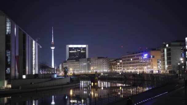 Berlin und die Spree bei Nacht — Stockvideo