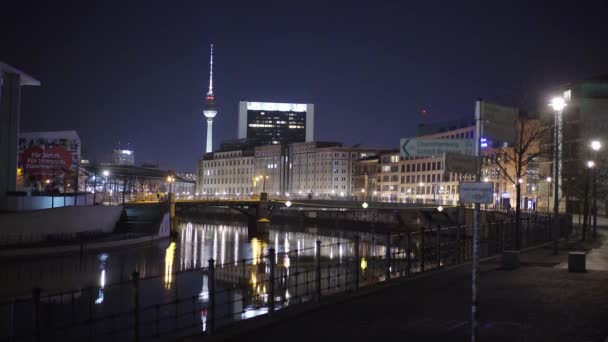 Berlim e Rio Spree à noite — Vídeo de Stock