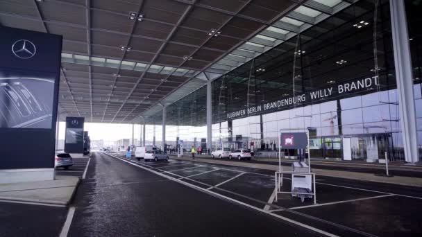 Aeroporto de Brandeburgo de Berlim BER em Berlim - CIDADE DE BERLIM, ALEMANHA - MARÇO 11, 2021 — Vídeo de Stock