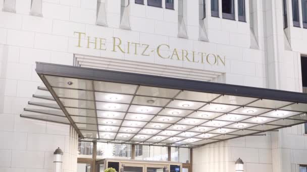 Berlin 'deki ünlü Ritz Carlton Oteli - Berlin Şehri - 11 Mart 2021 — Stok video