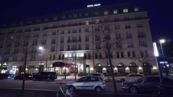 Berühmtes Adlon Hotel in Berlin - STADT BERLIN, DEUTSCHLAND - 11. MÄRZ 2021 — Stockvideo