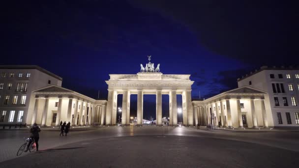 Famous Brandenburg Gate in Berlin at night - ΠΟΛΗ ΤΟΥ BERLIN, ΓΕΡΜΑΝΙΑ - 11 ΜΑΡΤΙΟΥ 2021 — Αρχείο Βίντεο