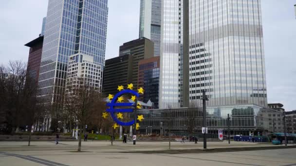 Willy Brandt Square in het financiële district Frankfurt Duitsland - FRANKFURT, Duitsland - 10 maart 2021 — Stockvideo