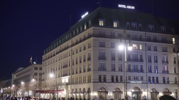 Słynny Hotel Adlon w Berlinie - Miasto BERLIN, NIEMCY - 11 marca 2021 — Wideo stockowe